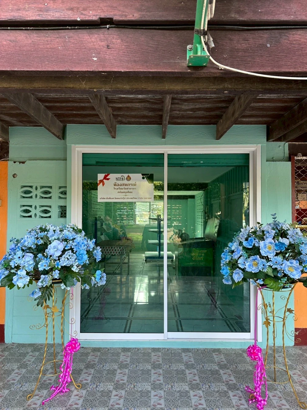 ร่วมสนับสนุนมอบทุนเรียนดี อุปกรณ์การเรียน และอุปกรณ์กีฬาให้แก่นักเรียน พร้อมทั้งสร้างห้องสหกรณ์ ณ โรงเรียนวัดท่าศาลา จังหวัดจันทบุรี